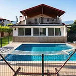 Villa Moon - Tranquil 3br With Private Pool *