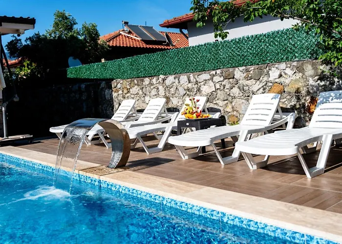 Villa Moon - Tranquil 3br With Private Pool